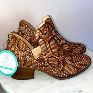 NWT ANDREW GELLER Memory Foam Pillow Soft “Friona” Faux Python Booties Size 7 M
